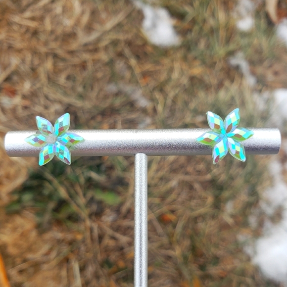 71. Flower stud earrings - Picture 2 of 7